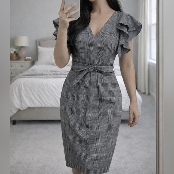 Eliza J Dresses & Skirts - Eliza J grey short sleeve dress with belt, size size 2